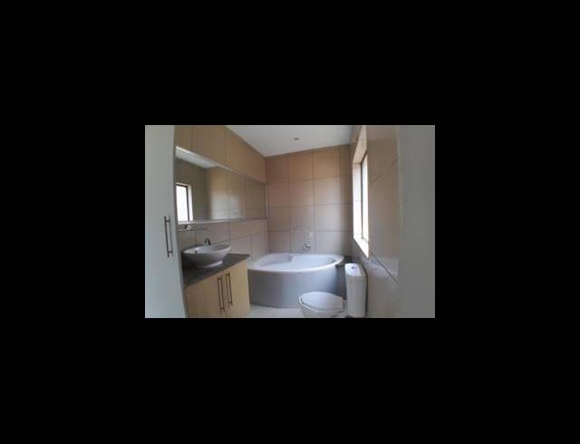 2 BEDROOM PROPERTY TO RENT IN ROOIHUISKRAAL NORTH